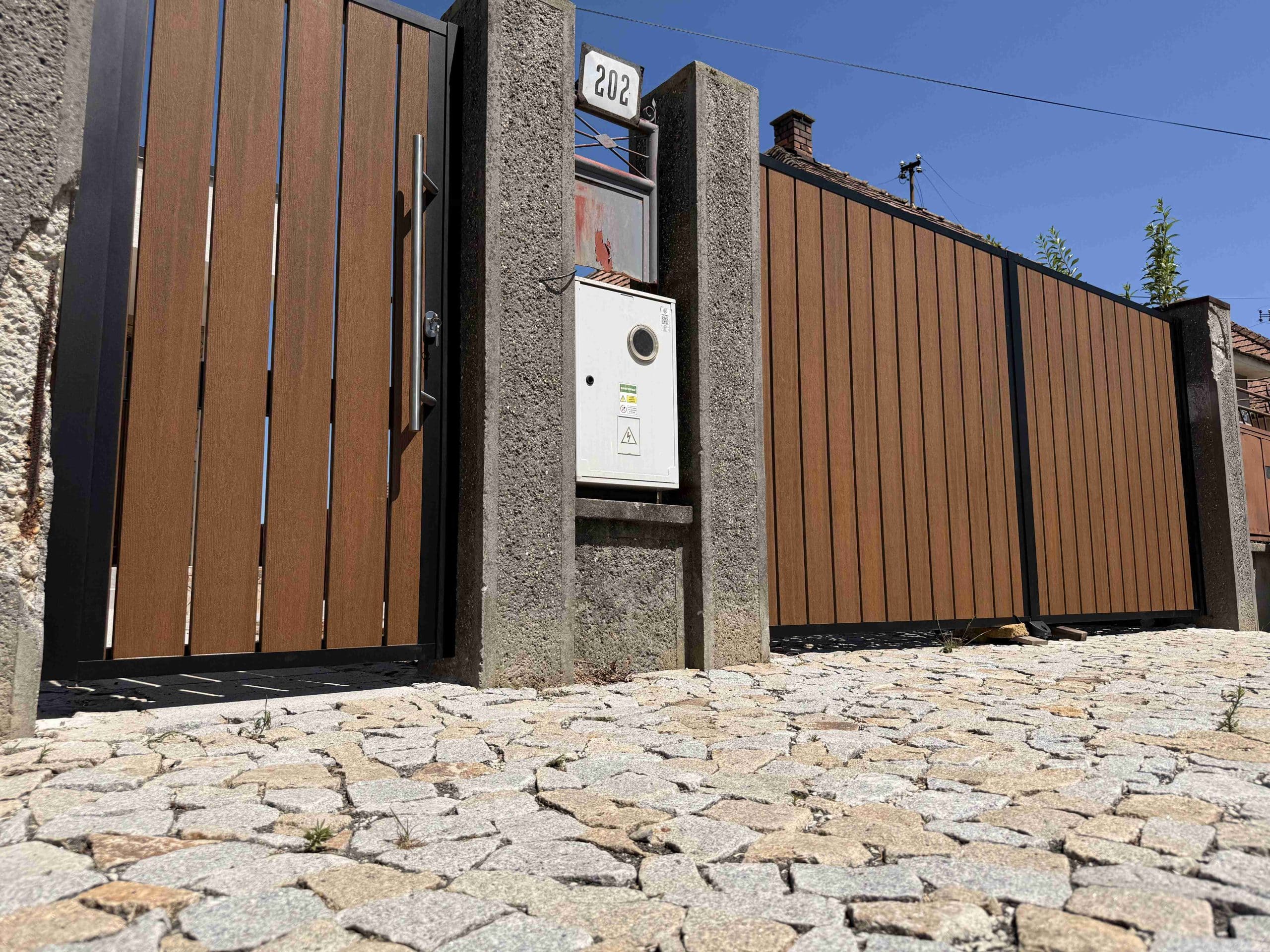 Drevoplastová posuvná brána – KOVOSTYL, realizácia 5